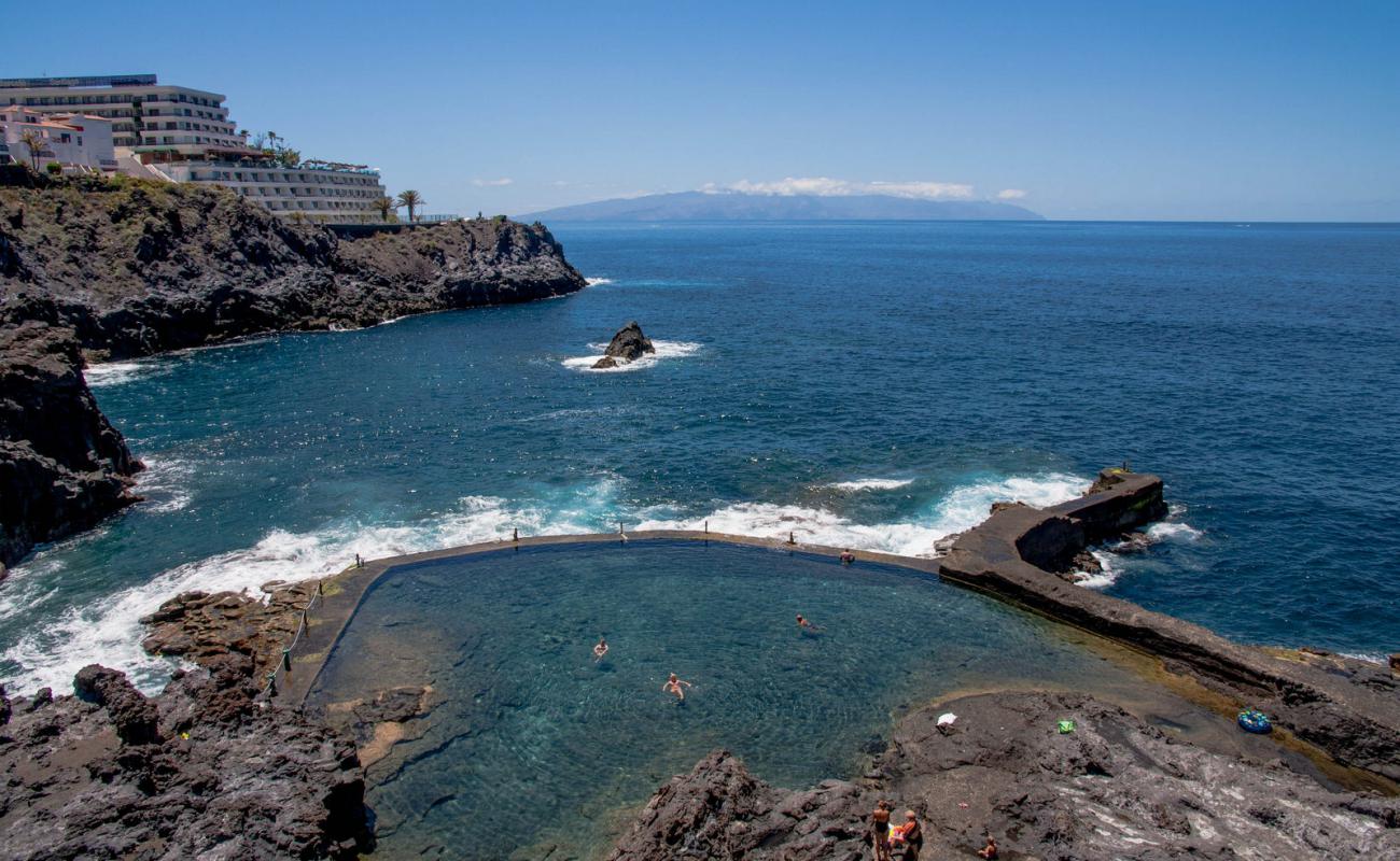 Foto de Piscina Natural Acantilado de Los Gigantes Beach con hormigón superficie