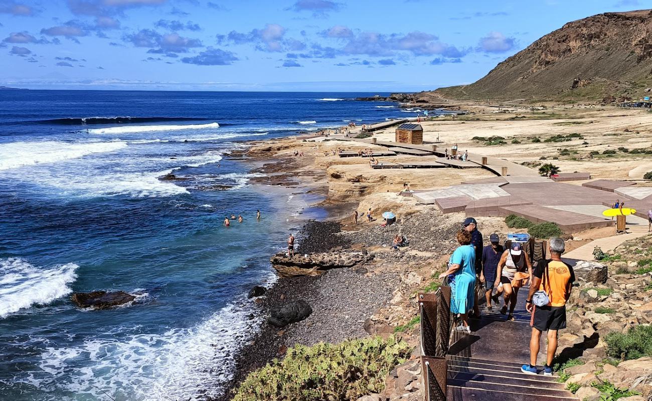 Foto de Confital Beach con arena brillante y rocas superficie