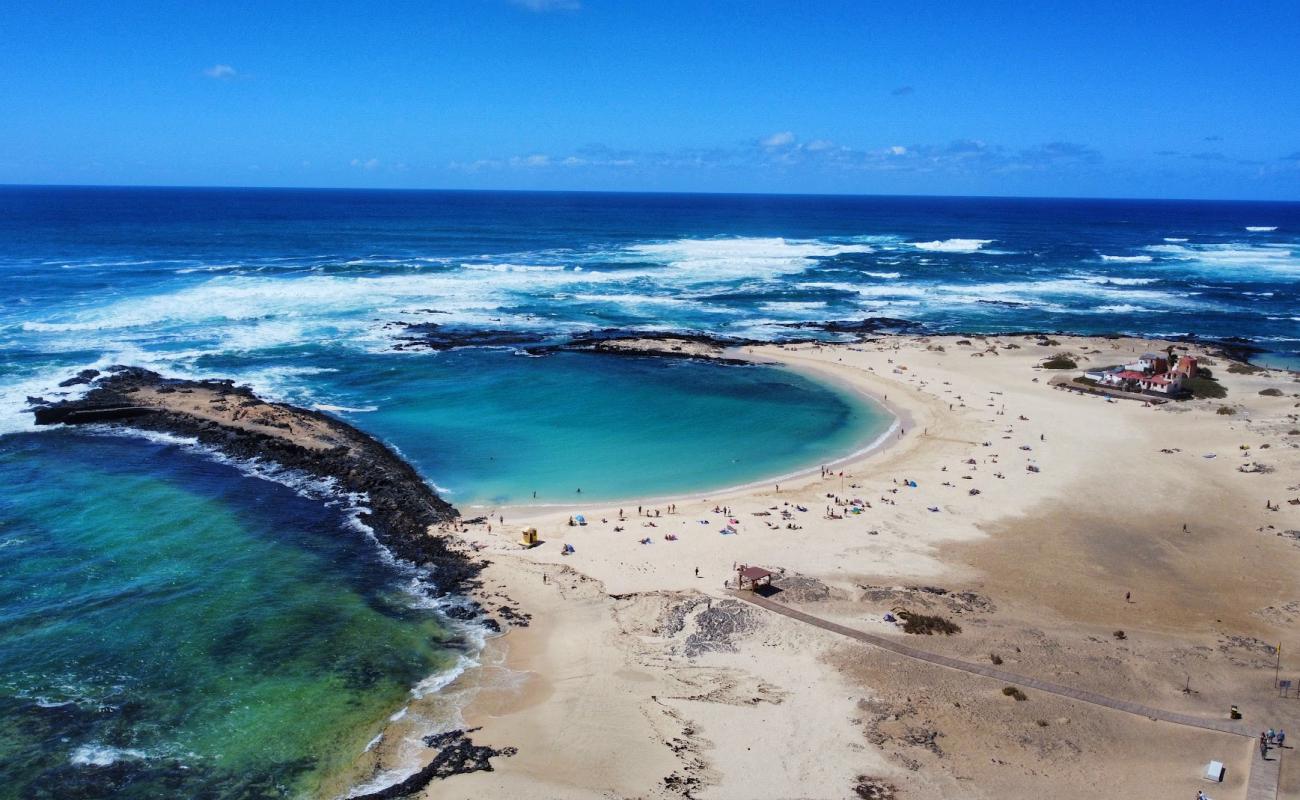 Foto de La Concha Beach con arena brillante superficie