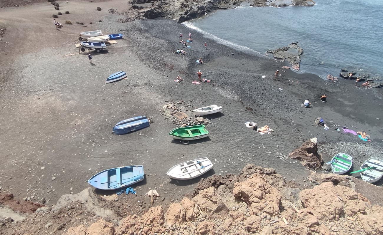 Foto de El Complejo Beach con arena brillante y rocas superficie