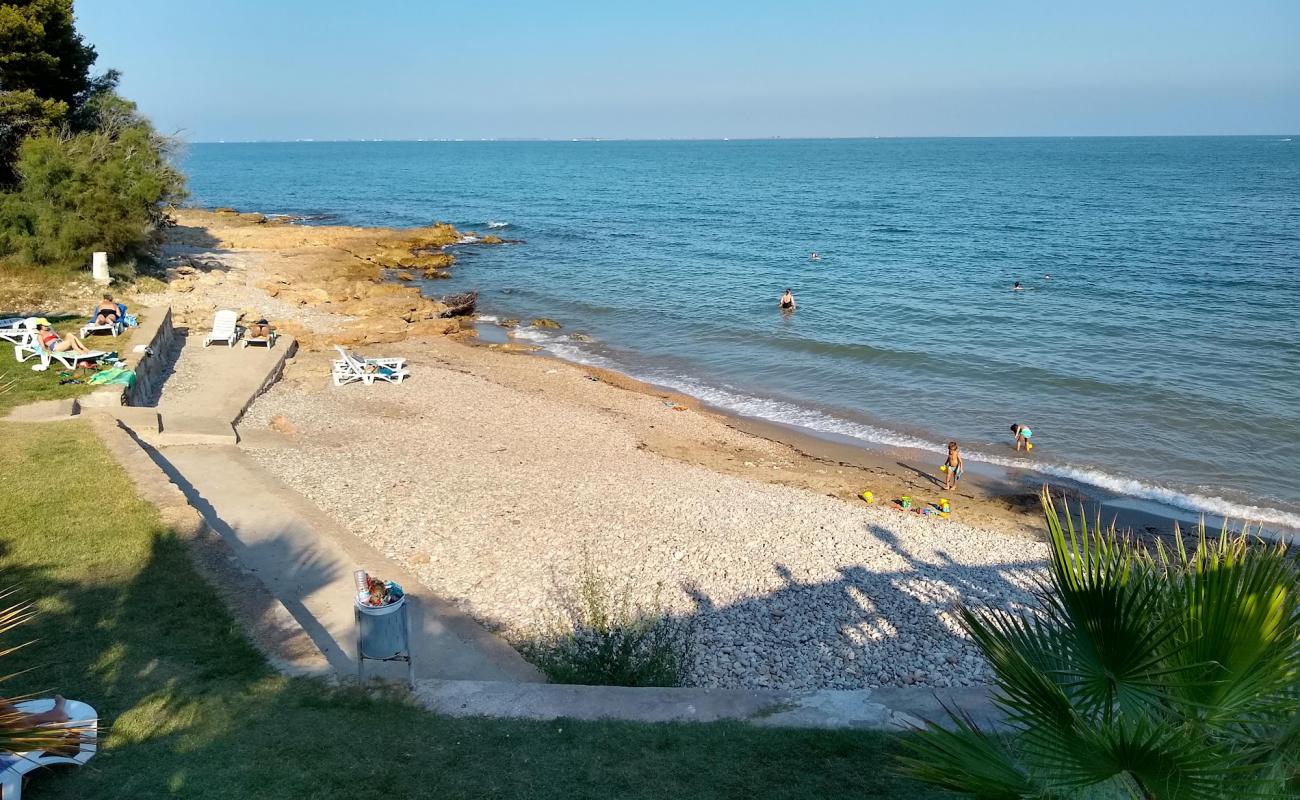 Foto de Alcanar Beach con guijarro gris superficie