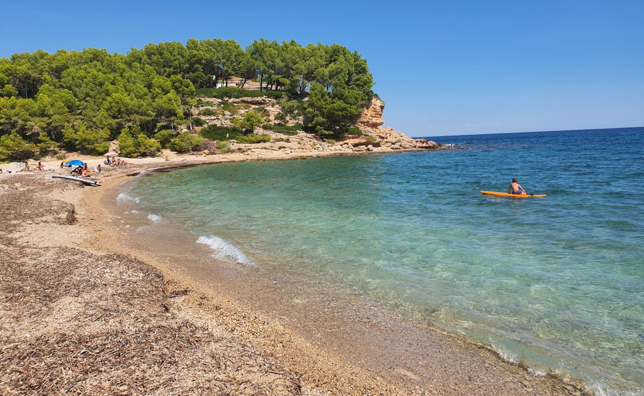 Foto de Torrent del Pi Beach con guijarro fino claro superficie