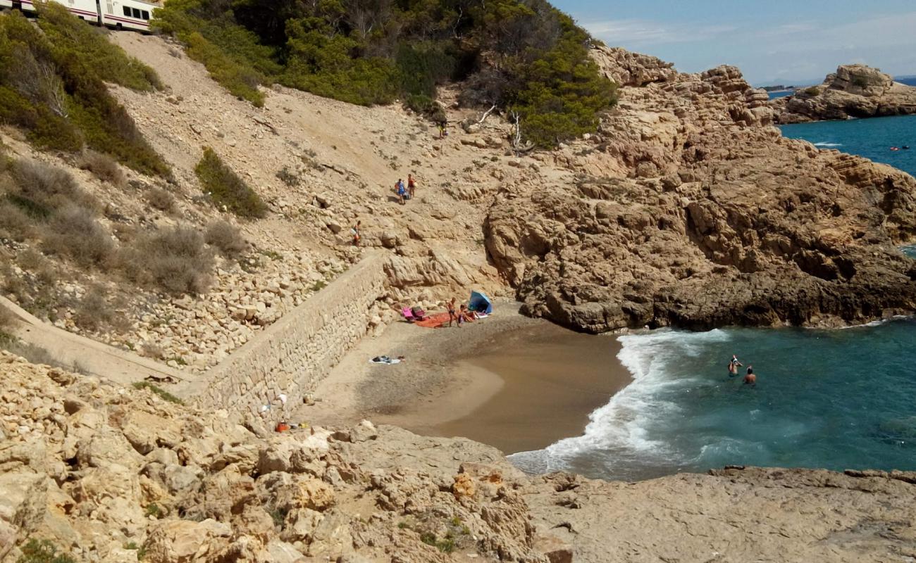 Foto de Cova Del Llop Mari Beach con arena brillante superficie