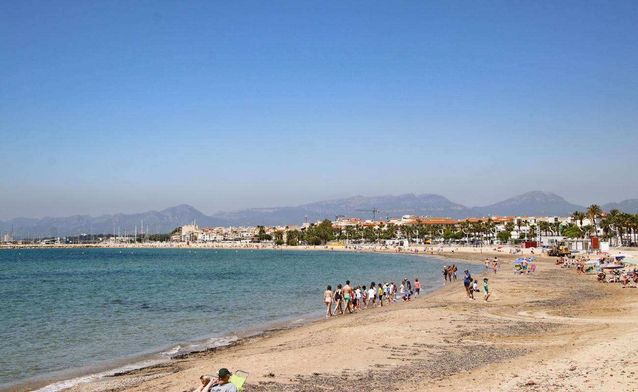 Foto de Llosa Beach con arena brillante superficie