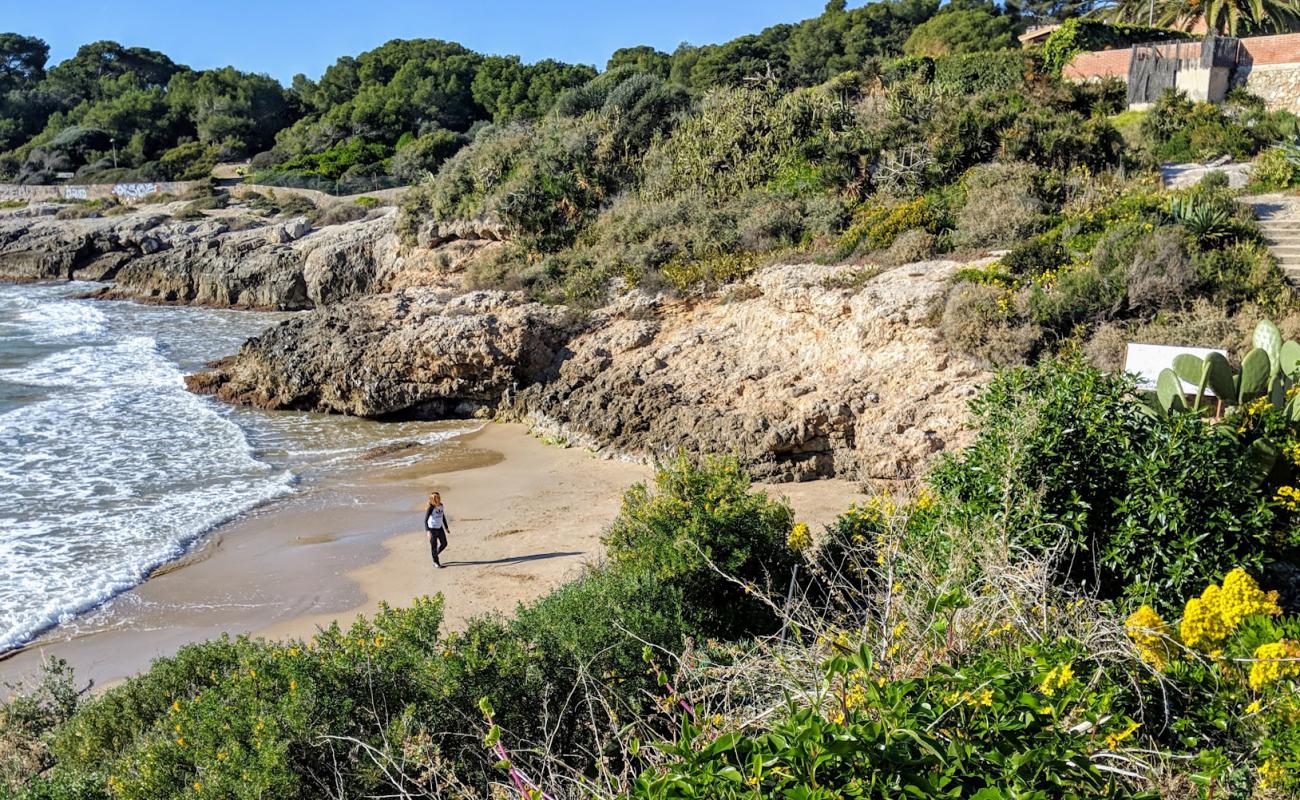 Foto de Cossis Beach con arena brillante superficie