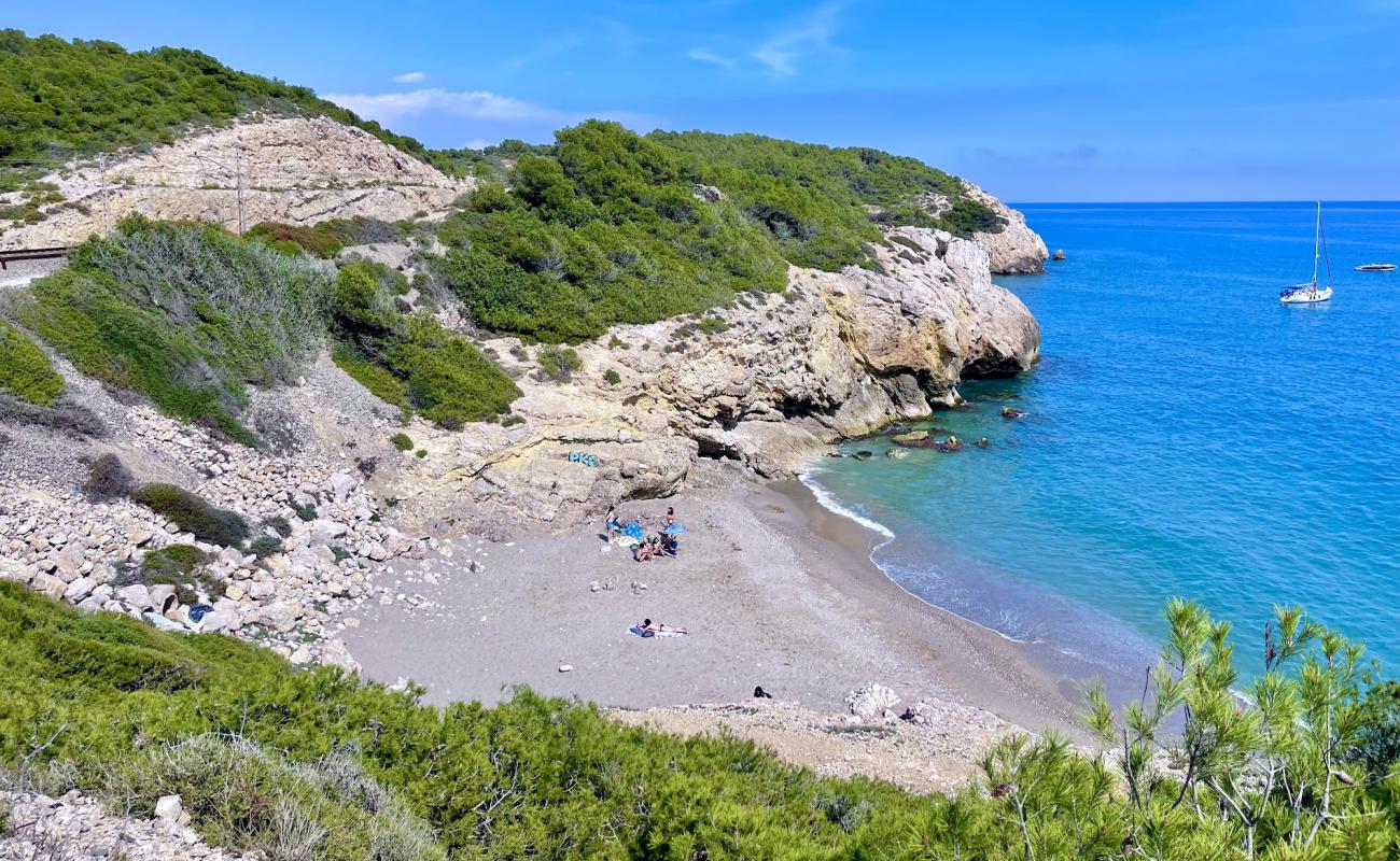 Foto de Cala Pati Blau Beach con arena fina y guijarros superficie