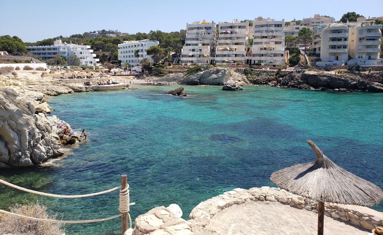 Foto de Cala Blanca Beach con arena brillante superficie