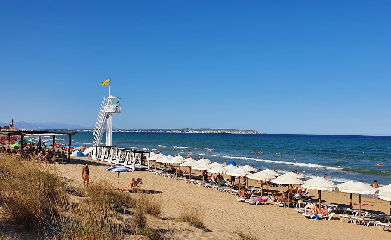 Foto de Marina Beach con arena brillante superficie