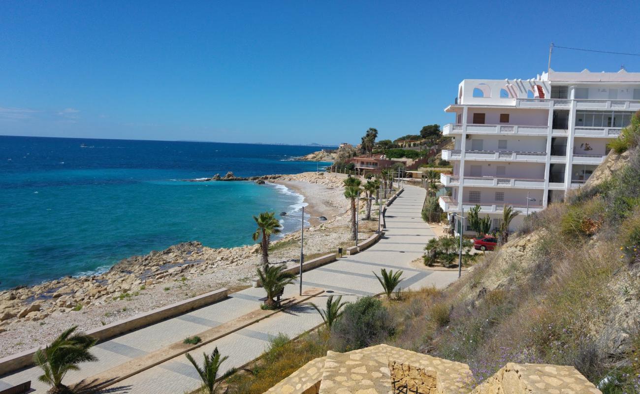 Foto de El Tio Roig Beach con arena gris y guijarros superficie