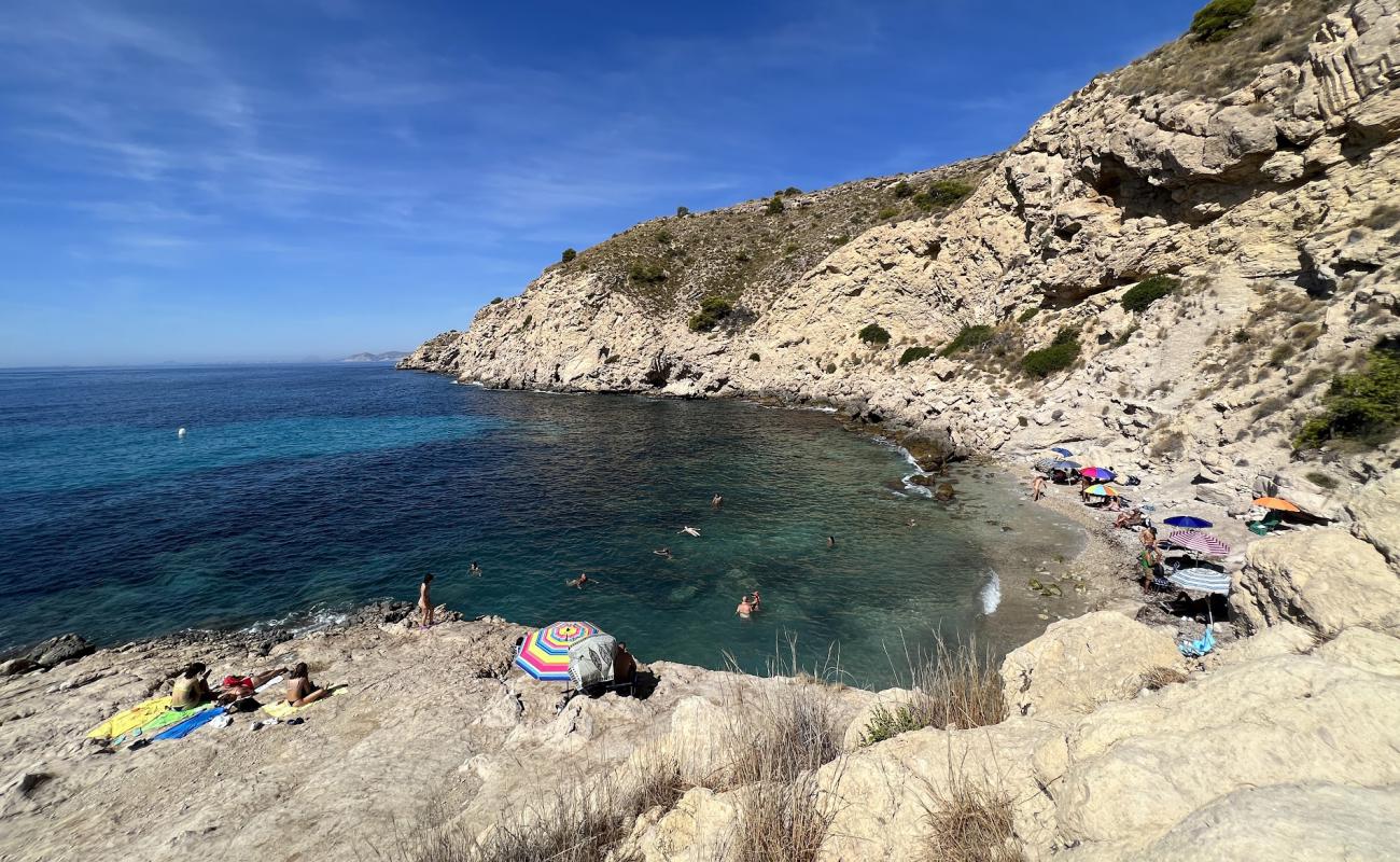 Foto de Raco del Conill Beach con guijarro fino claro superficie