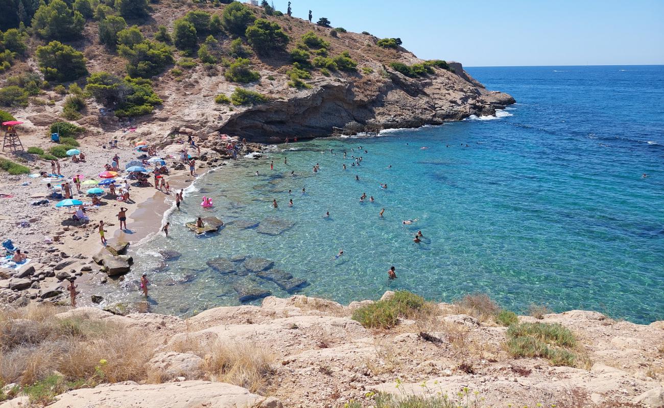 Foto de Cala Almadraba Beach con arena brillante superficie