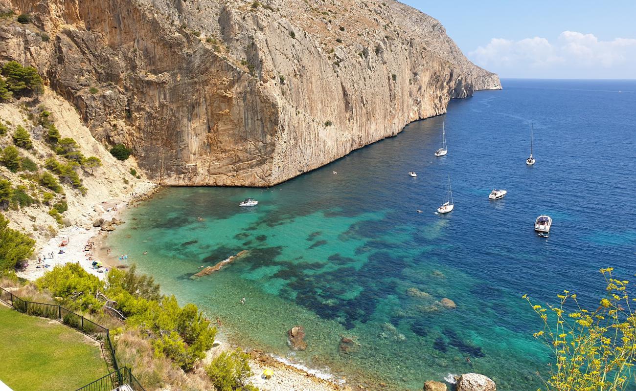 Foto de Cala del Raco del Corb Beach con guijarro ligero superficie