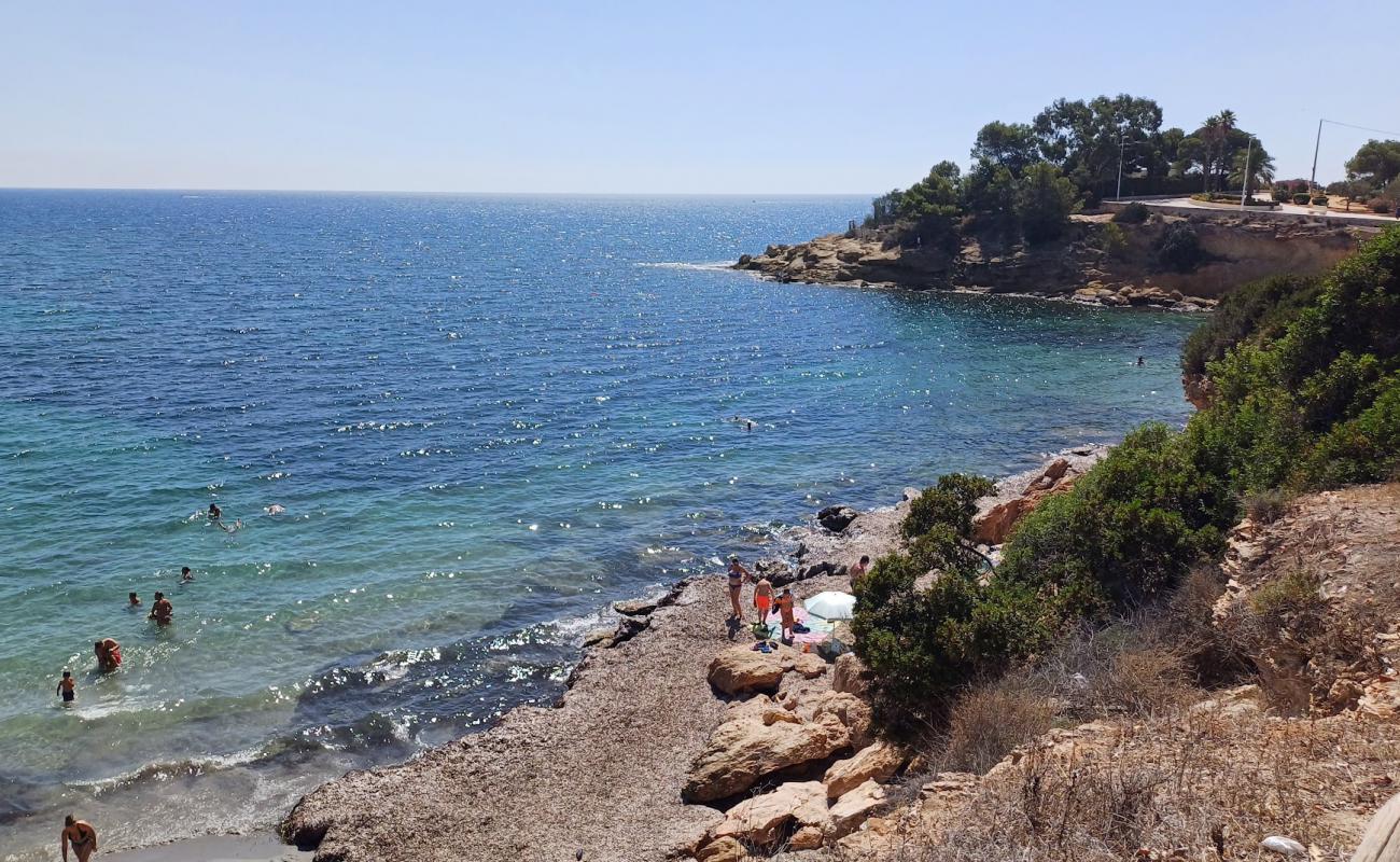 Foto de Cala La Calalga Beach con arena gris superficie