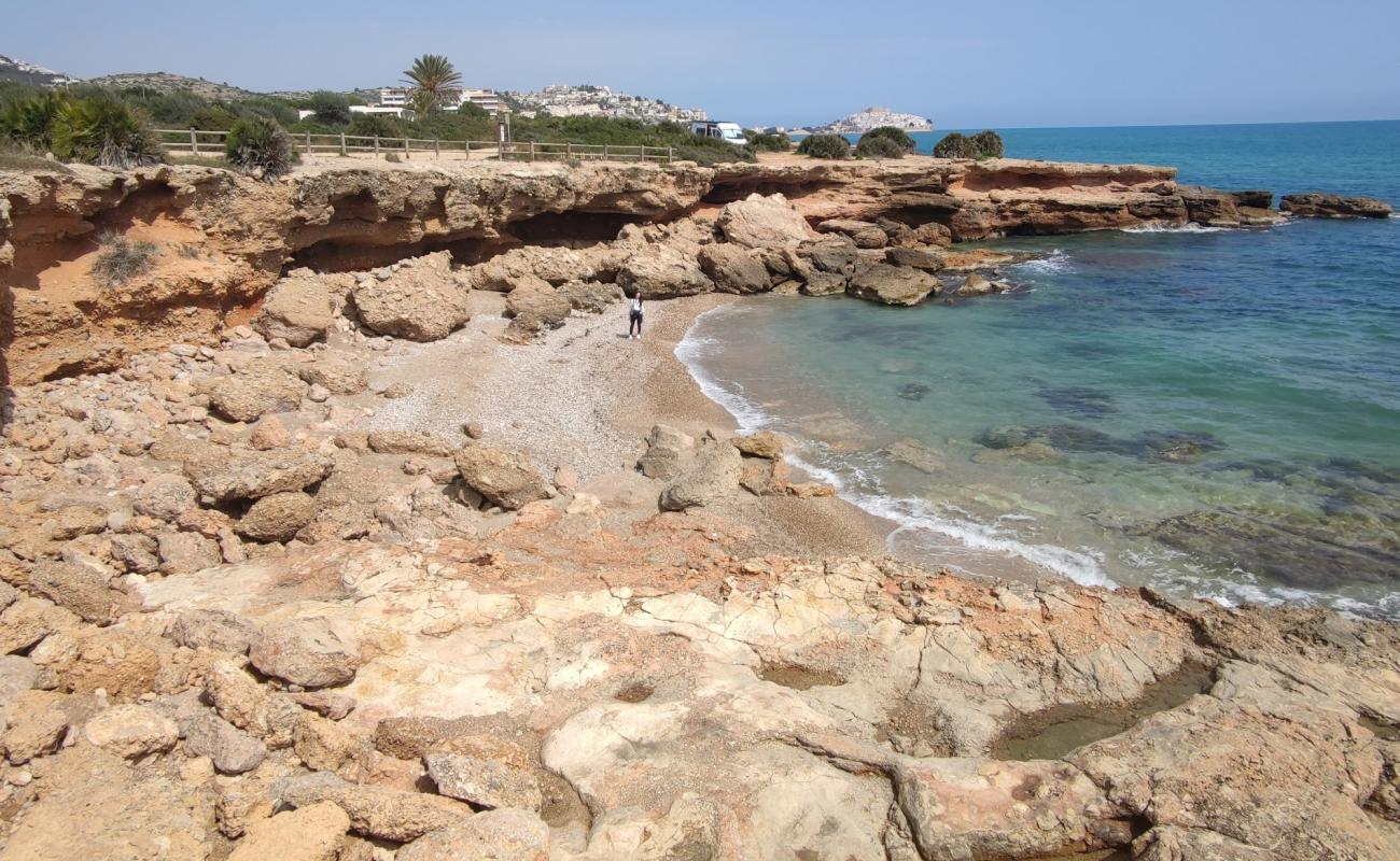 Foto de Cala Ordi Beach con arena brillante y rocas superficie