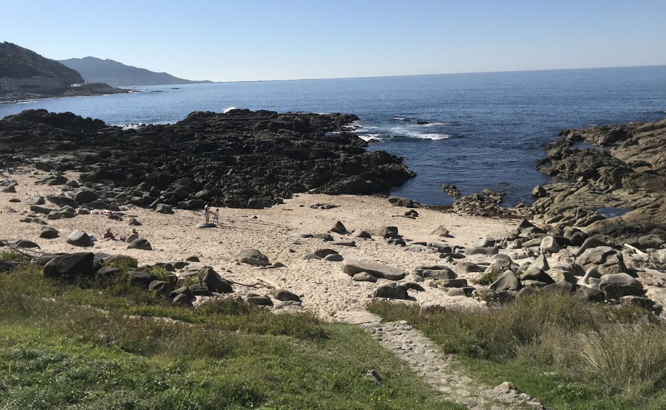 Foto de Frades Beach con guijarro fino claro superficie