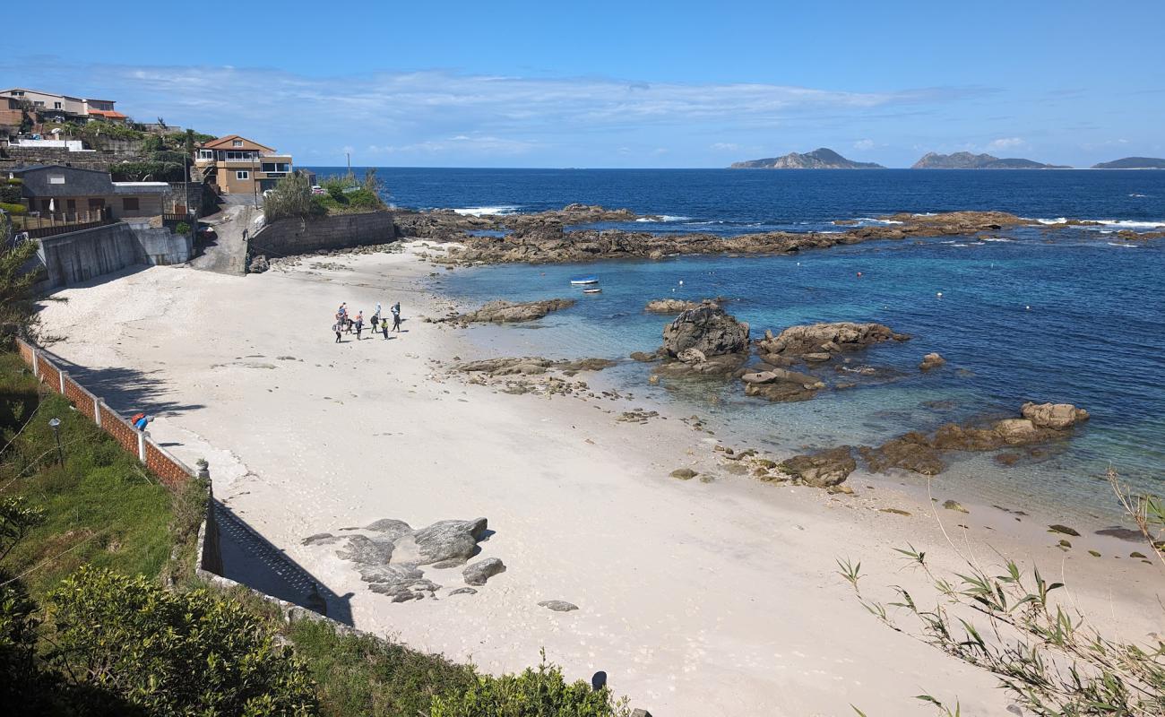 Foto de Portino Beach con arena brillante superficie