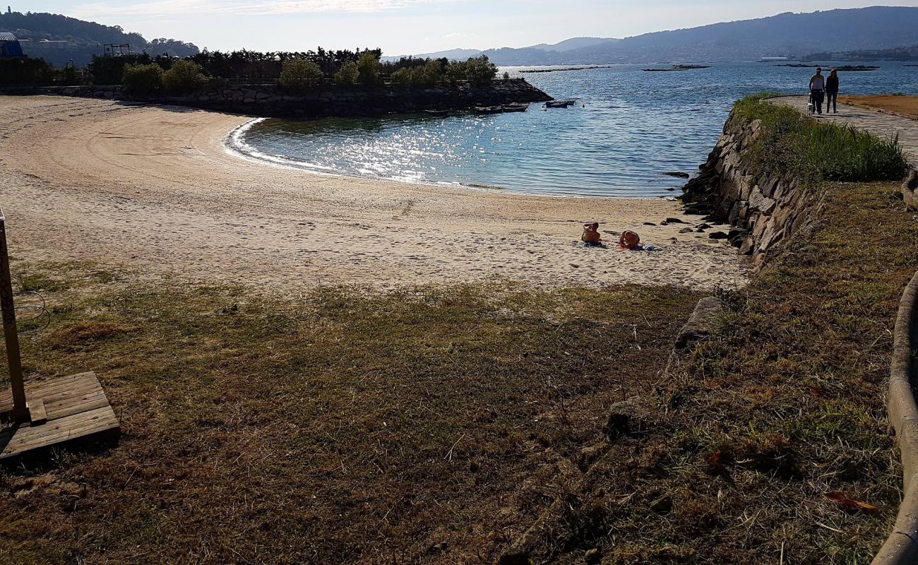 Foto de Mende Beach con arena brillante superficie