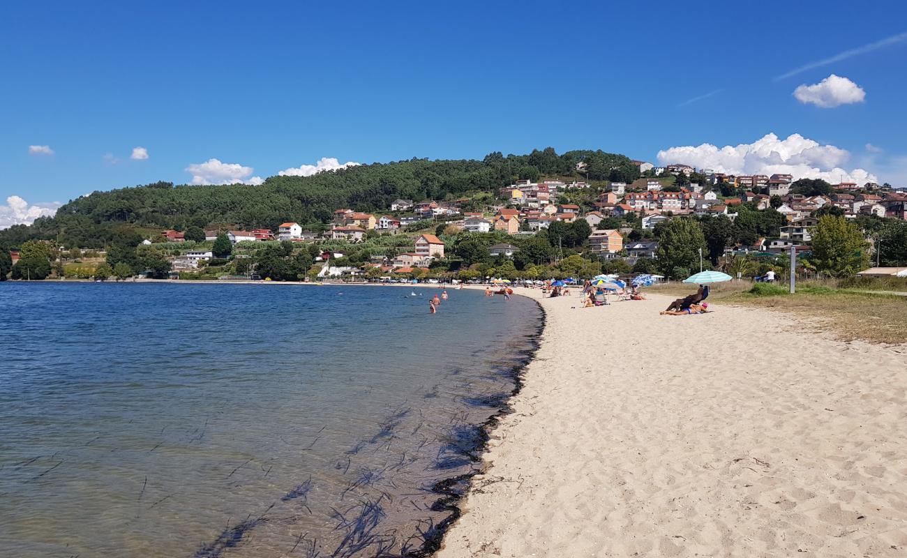 Foto de Cesantes Beach con arena brillante superficie