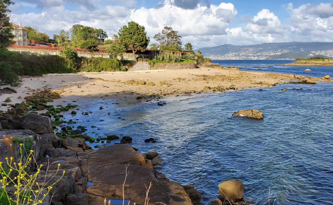 Foto de Ratas Beach con arena brillante superficie