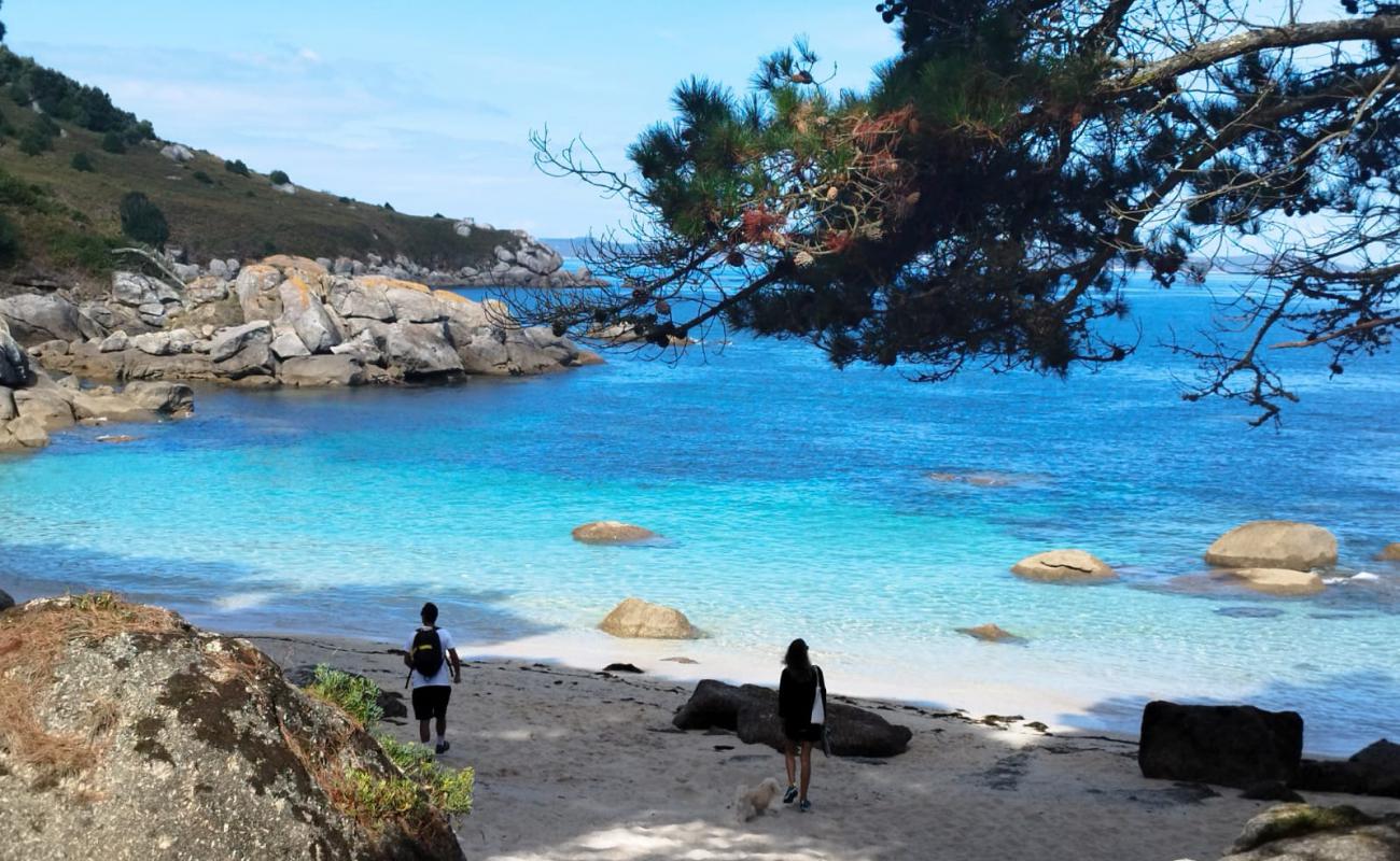 Foto de Pedron Beach con arena brillante superficie