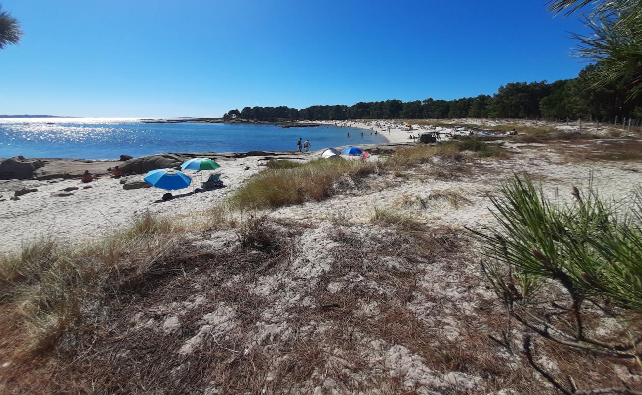 Foto de A Lameira Beach con arena brillante superficie