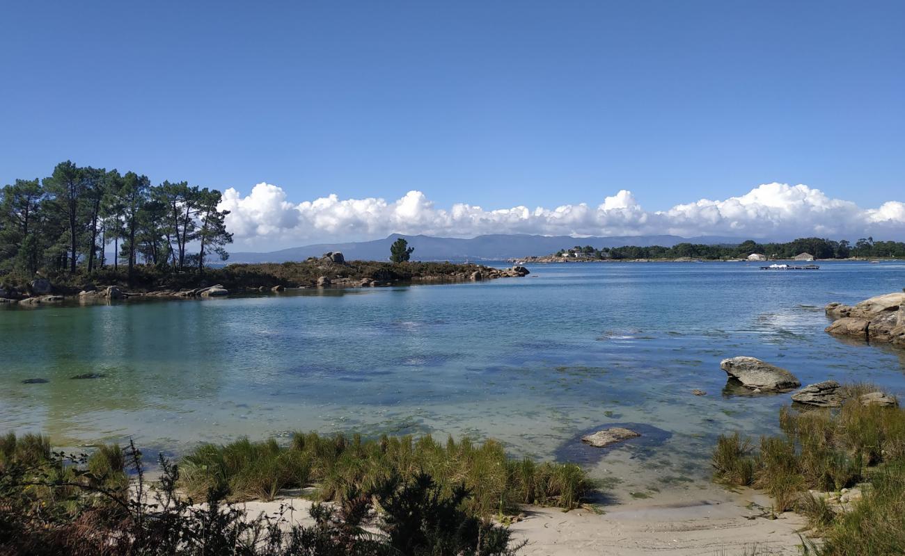 Foto de Espinos Beach con arena brillante superficie