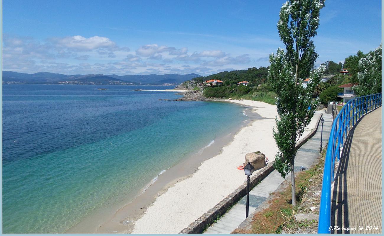 Foto de Suigrexa Beach con arena brillante superficie