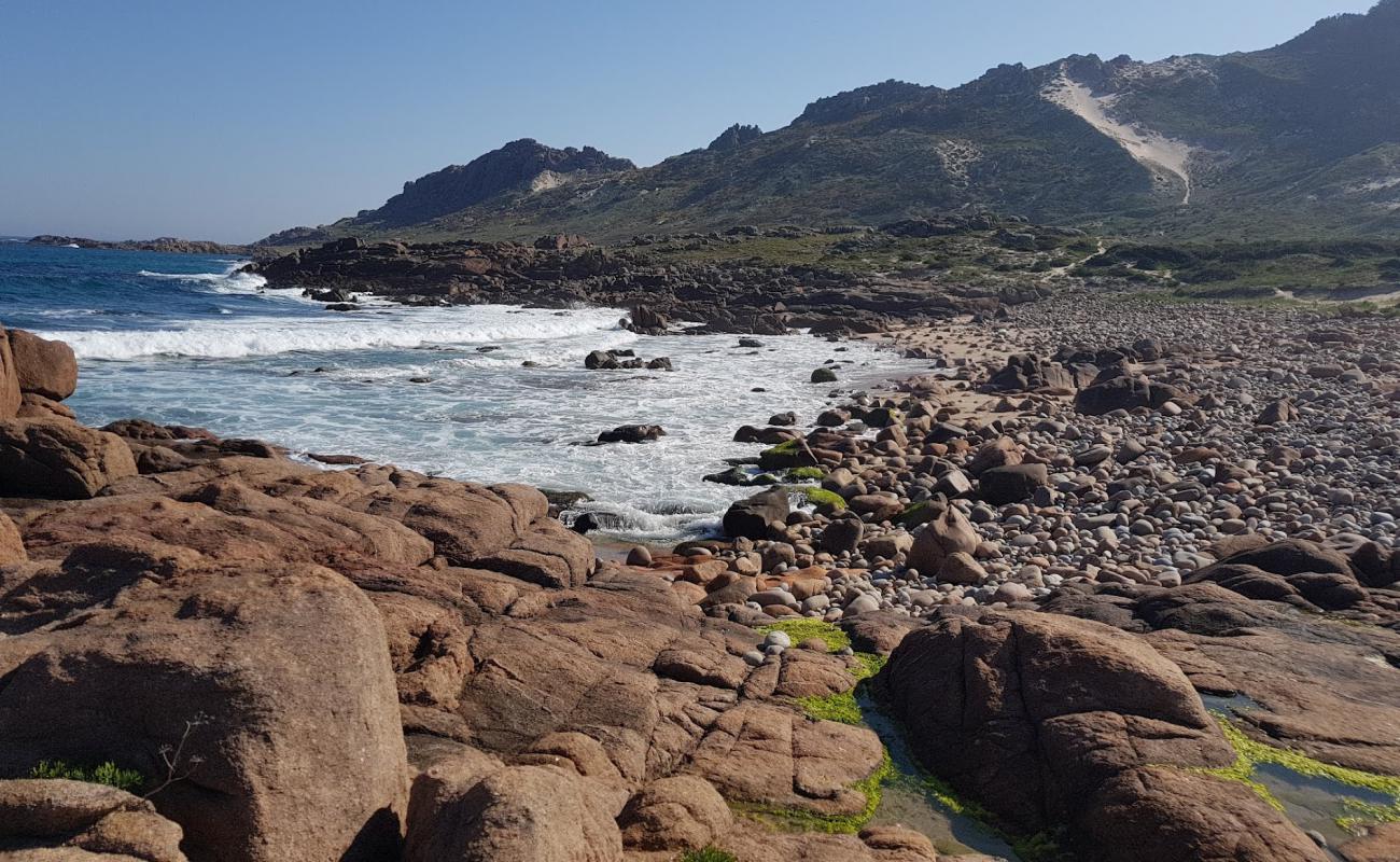 Foto de Reira Beach con arena brillante y rocas superficie