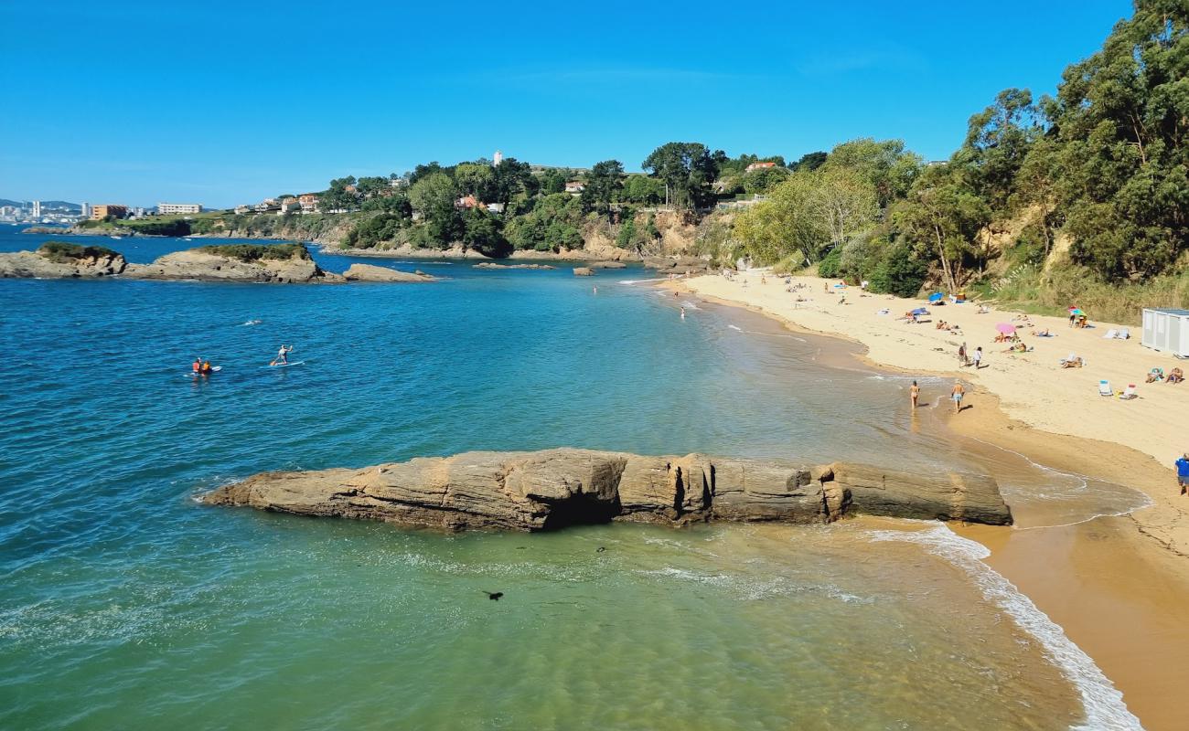 Foto de Espineiro Beach con arena brillante superficie