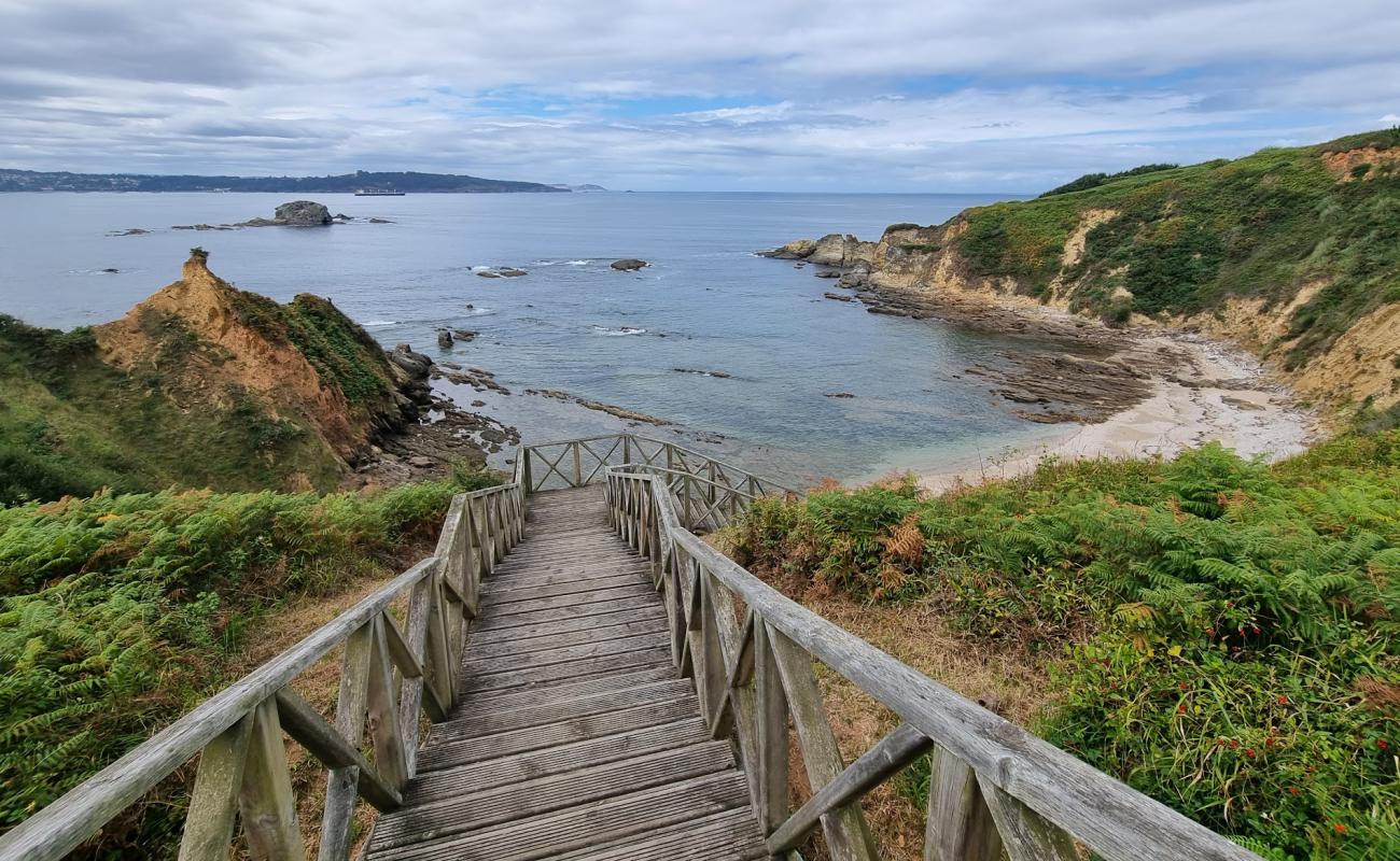 Foto de Barrosa Beach con arena brillante y rocas superficie