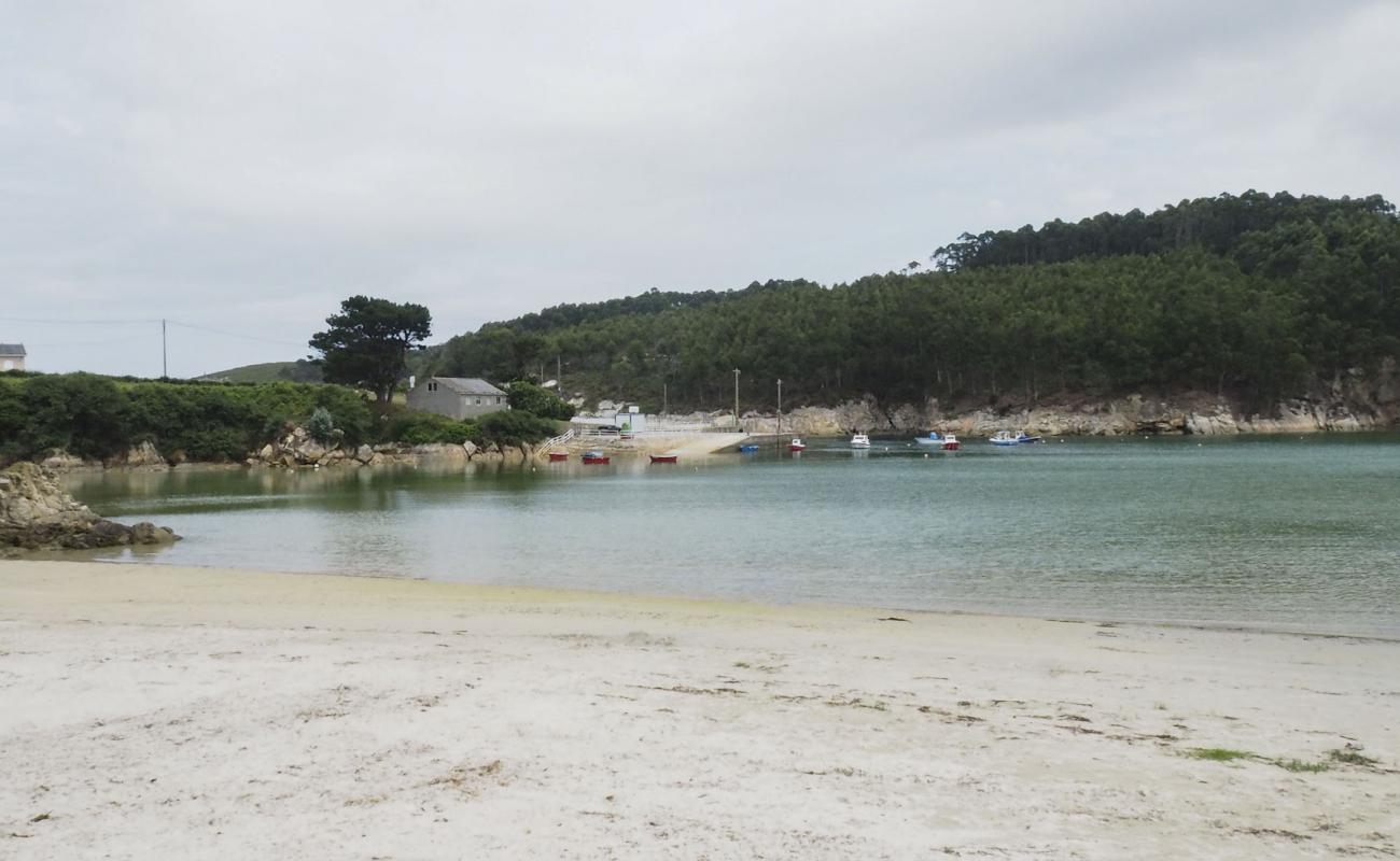 Foto de Portocelo Beach con arena brillante superficie