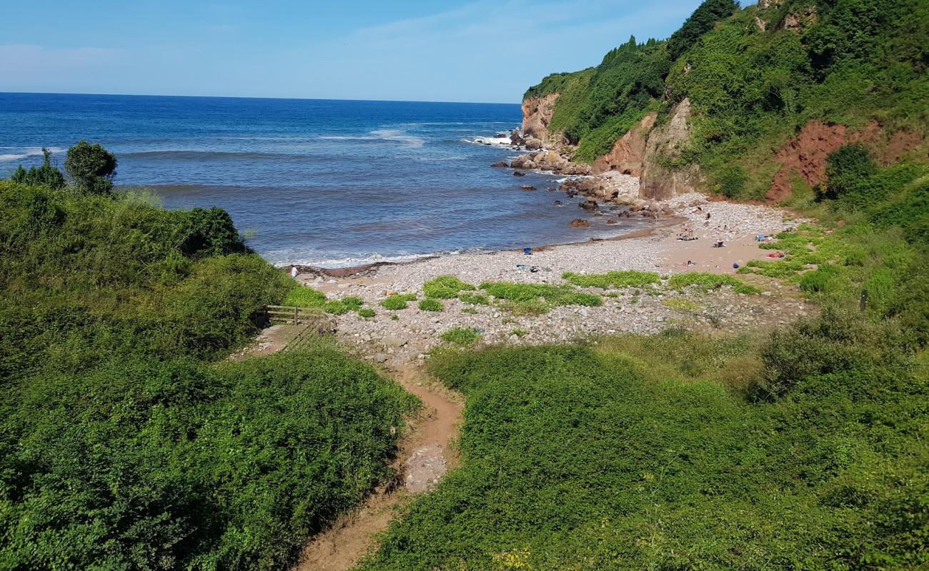 Foto de Rebolleres Beach con arena gris y guijarros superficie