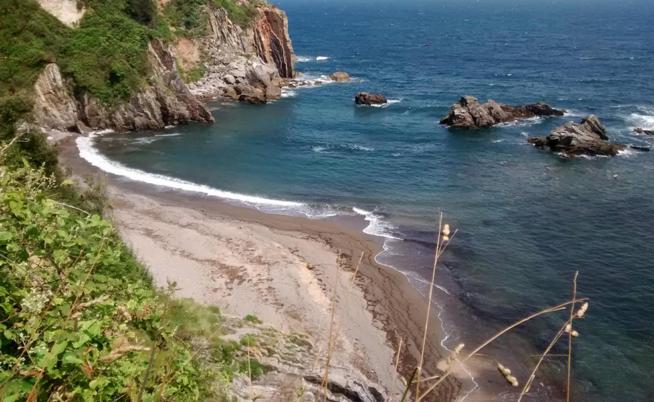 Foto de Pendueles Beach con arena gris y piedras superficie