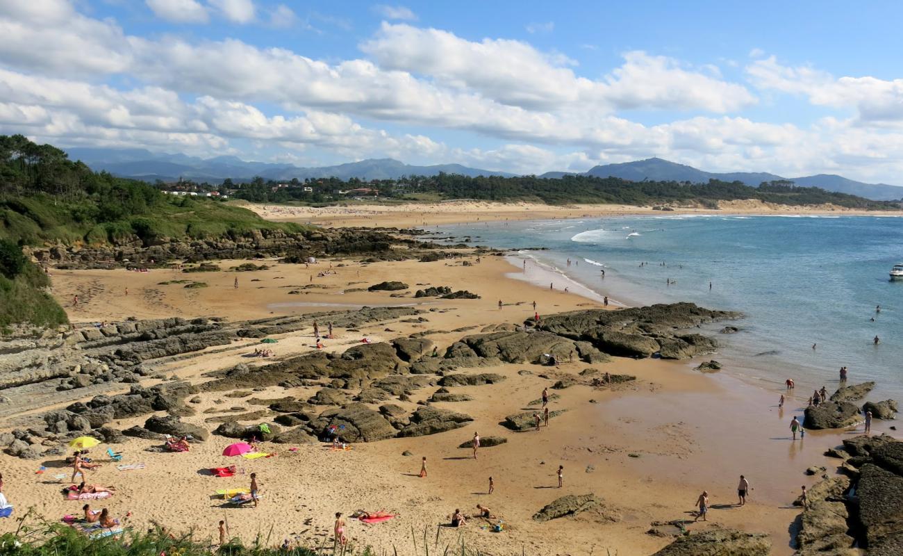 Foto de Los Tranquilos Beach con arena brillante superficie