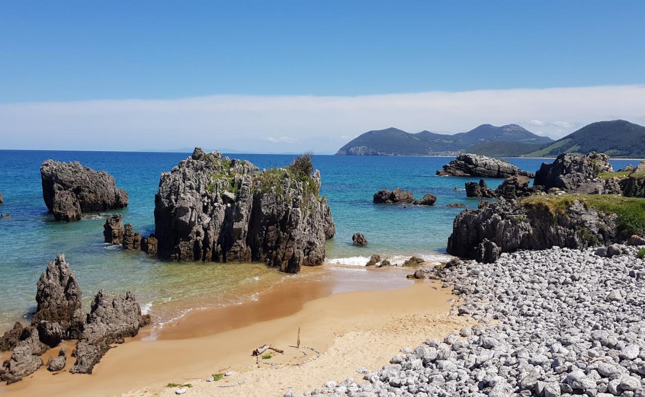 Foto de Pena Pombera Beach con arena brillante superficie