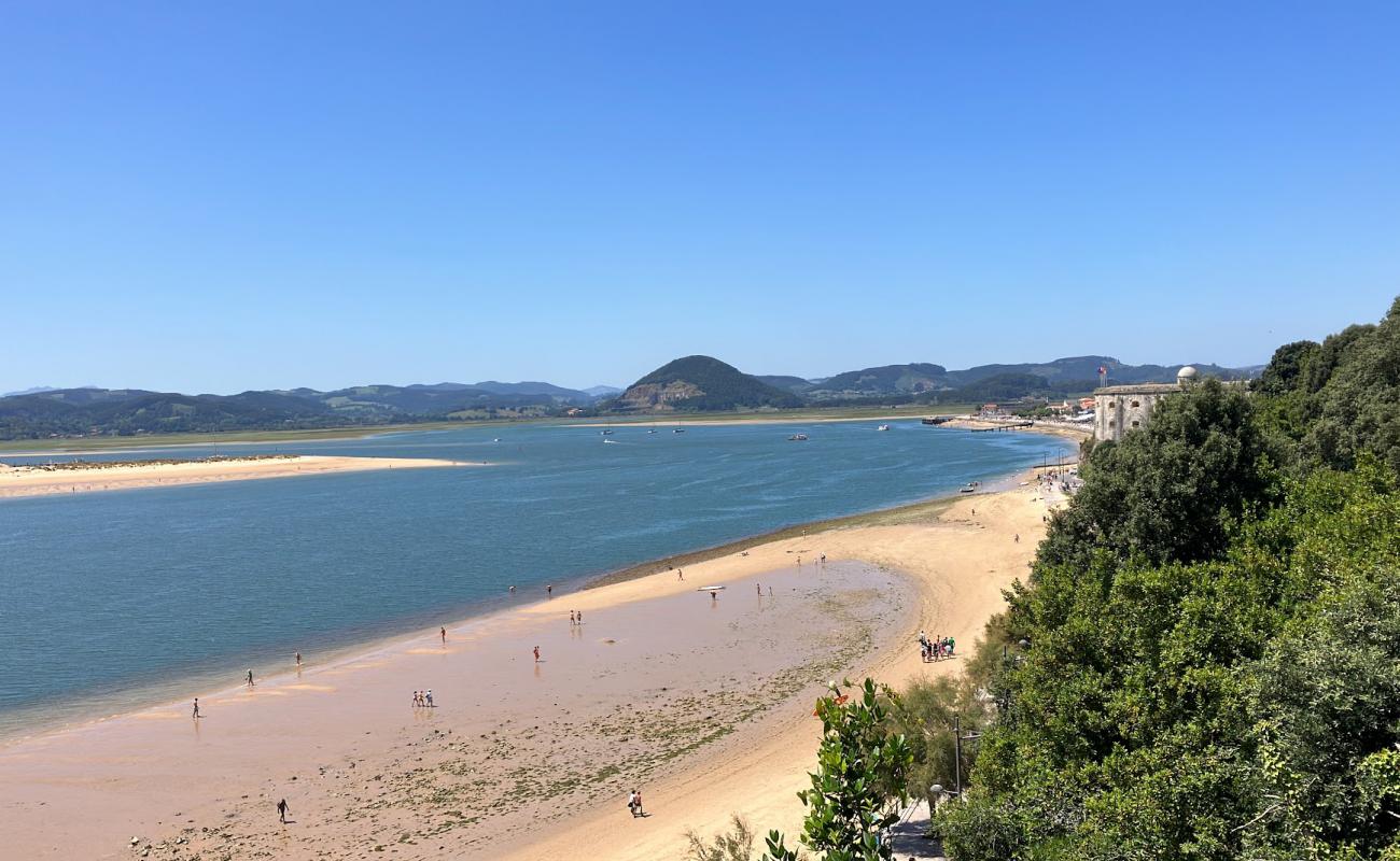 Foto de Santona Beach con arena brillante superficie