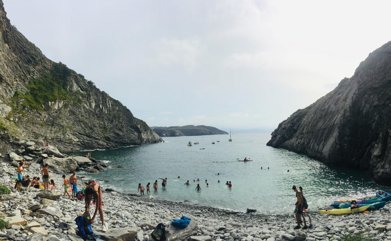 Foto de Cala El Castillito Beach, Gorliz con piedra superficie