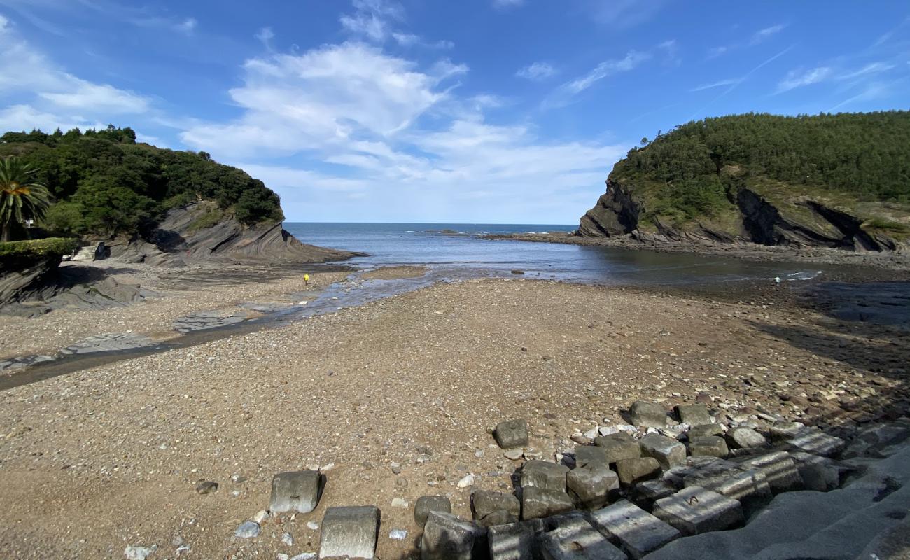 Foto de Armintzako Hondartza Beach con arena gris y guijarros superficie