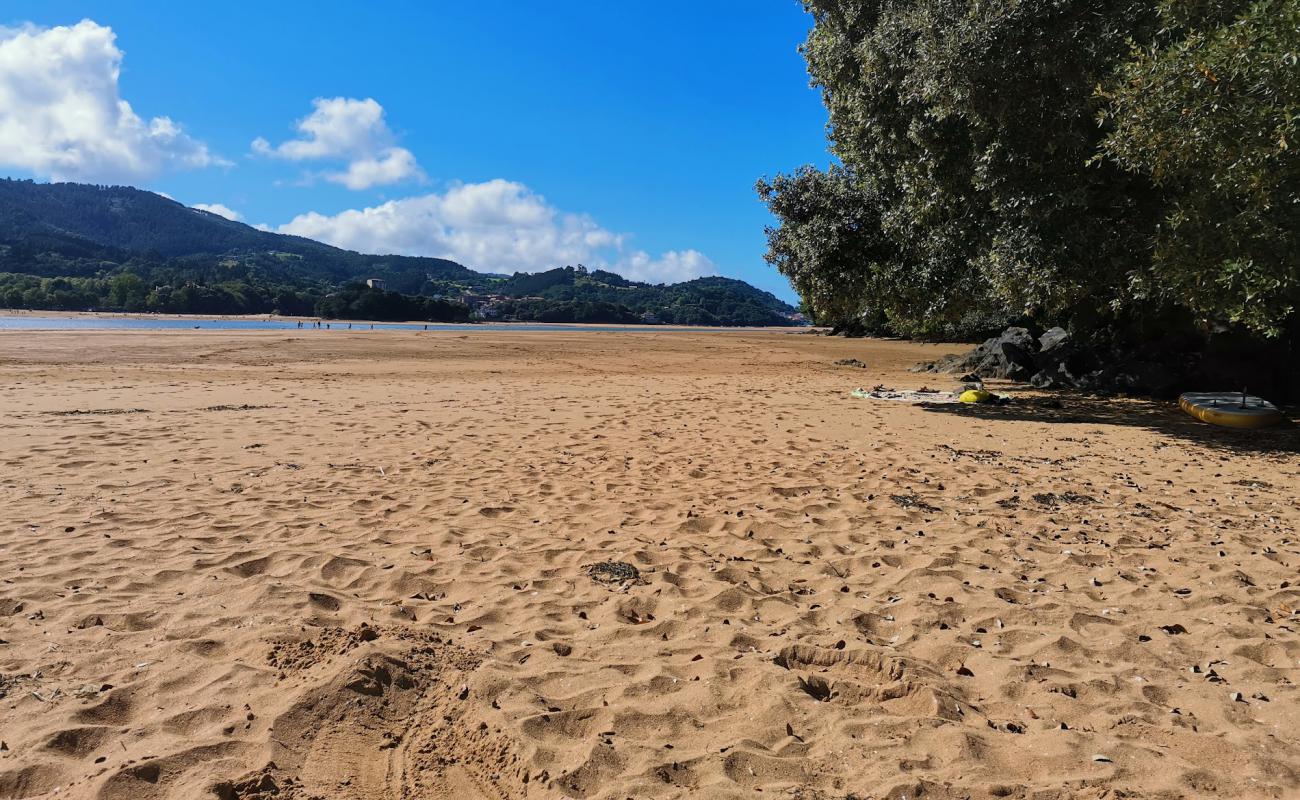 Foto de Kanala Beach con arena brillante superficie