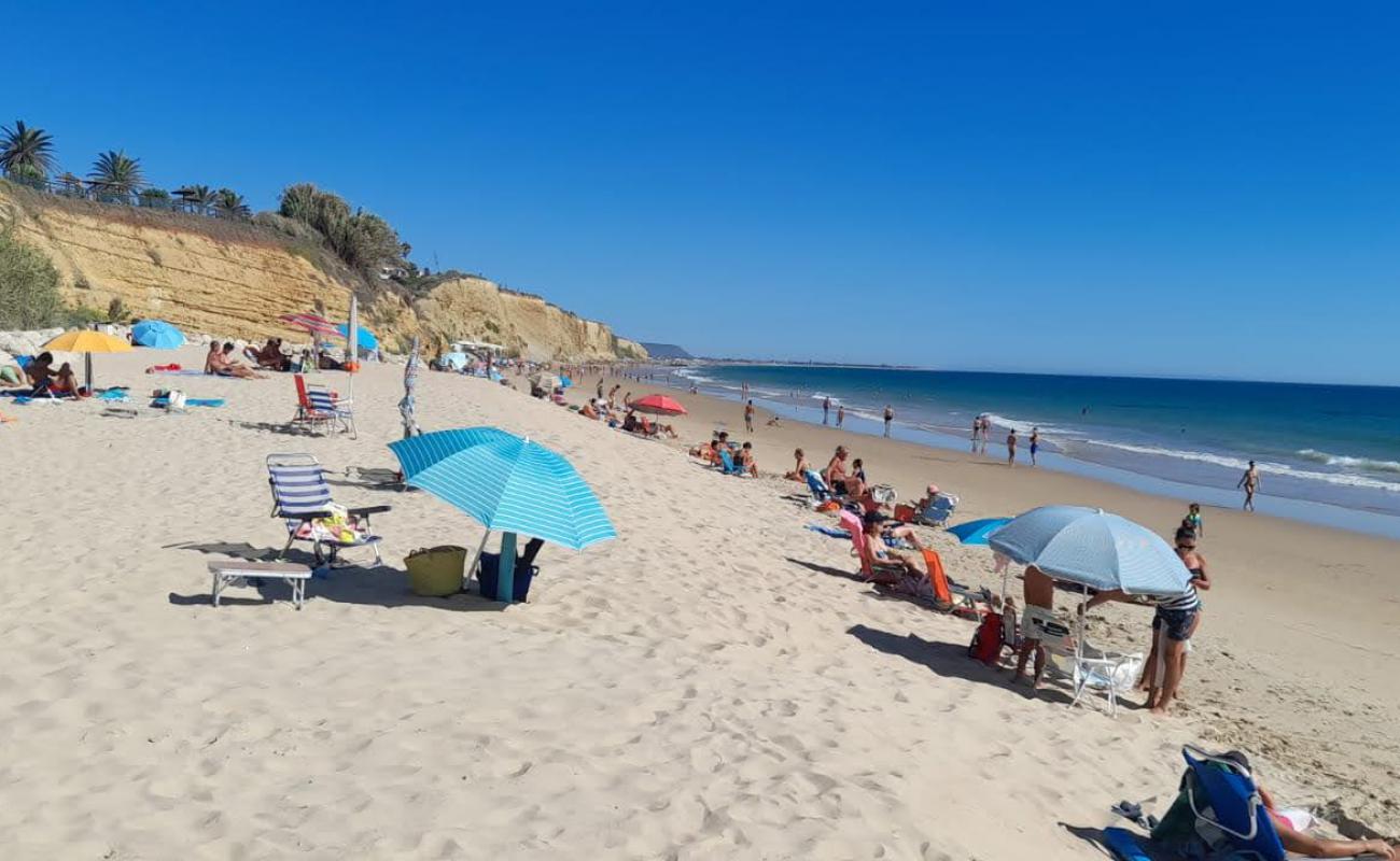 Foto de Fuente del Gallo Beach con arena brillante superficie