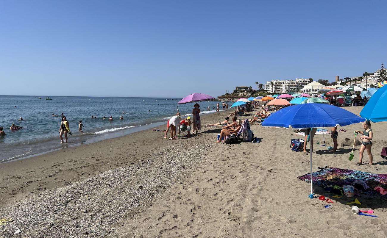 Foto de El Bombo Beach con arena brillante superficie