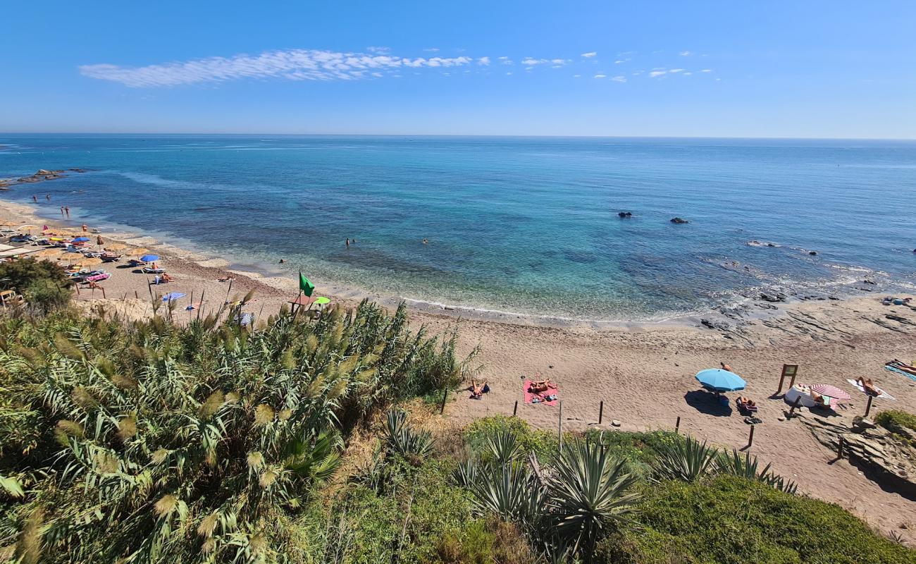 Foto de Naturista de Playamarina Beach con arena gris y guijarros superficie