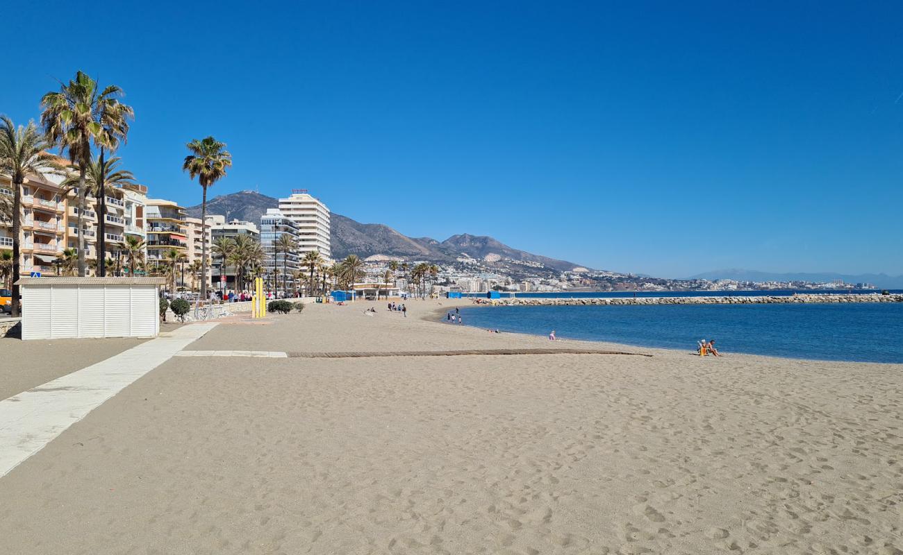 Foto de Los Boliches Beach con arena brillante superficie