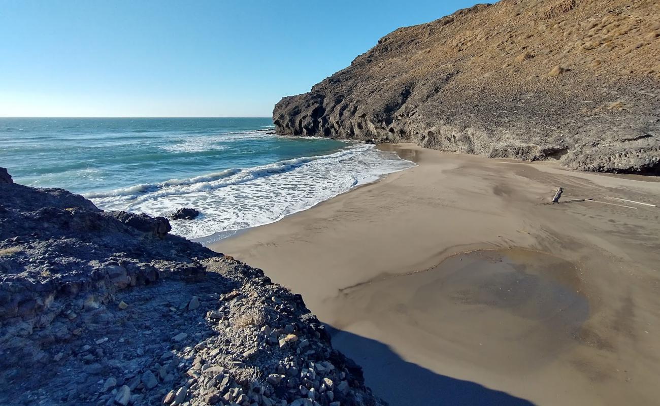 Foto de Cala Principe Beach con arena brillante superficie