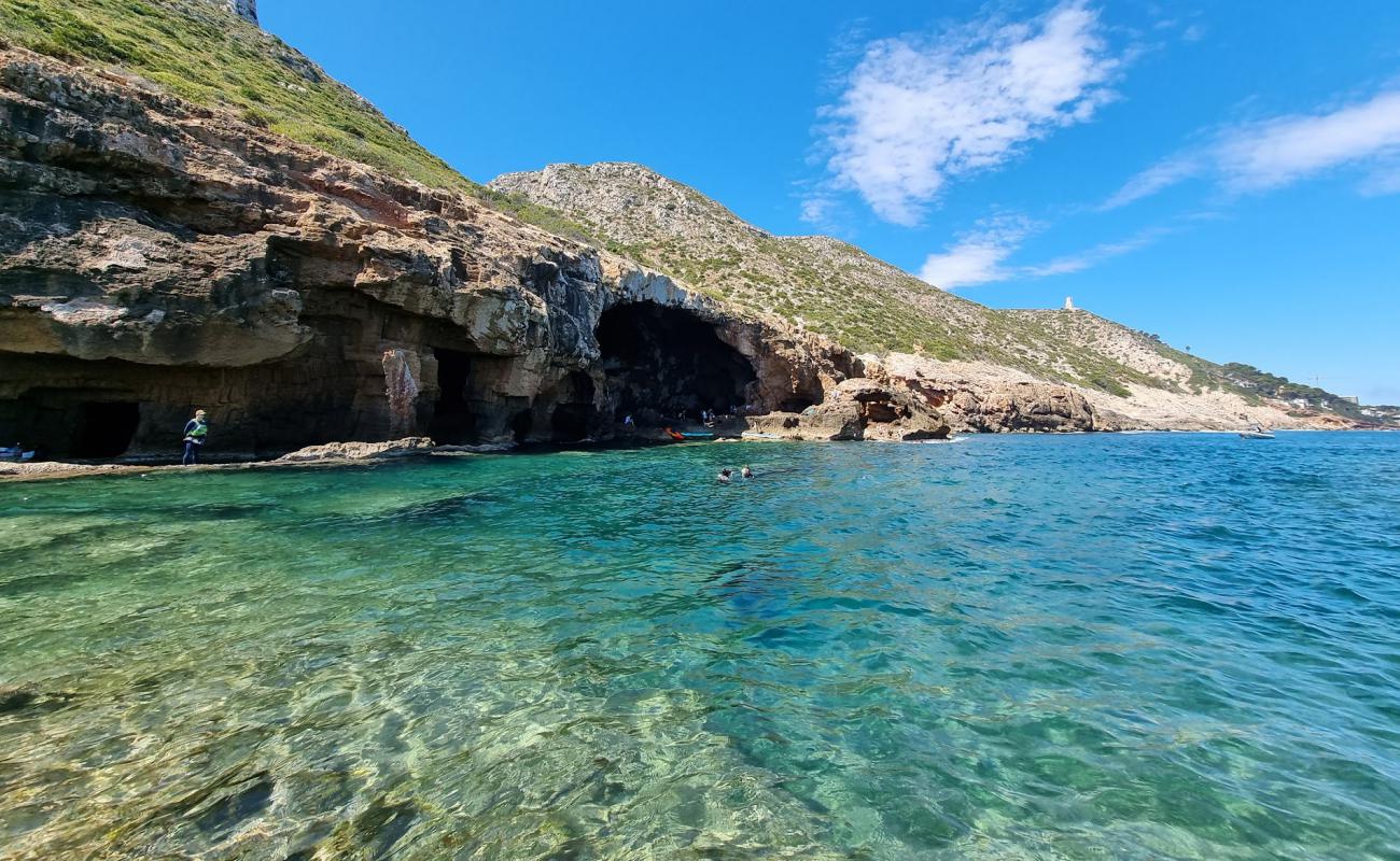 Foto de Cova Tallada Beach con piedra superficie