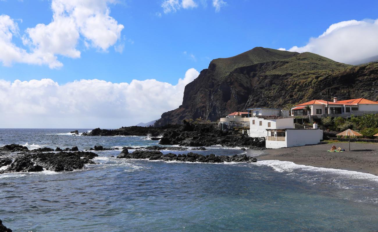 Foto de La Salemera Beach con arena gris y piedras superficie