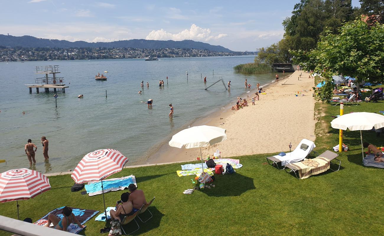 Foto de Strandbad Kusnacht con arena brillante superficie