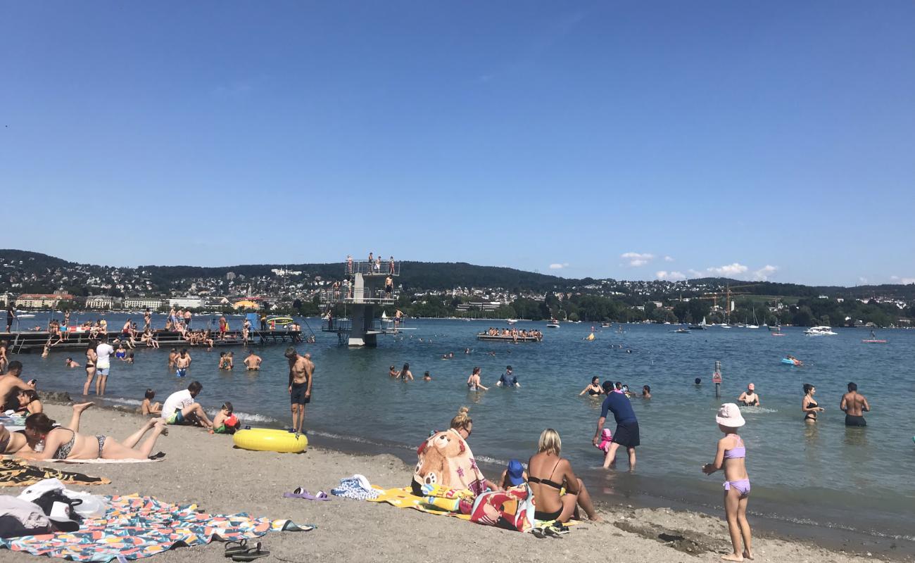 Foto de Playa de Mythenquai con arena gris superficie