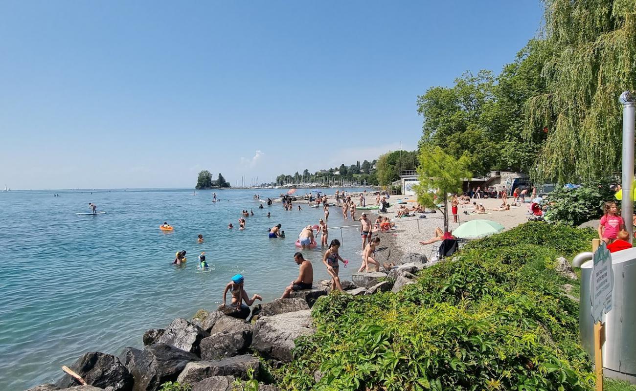 Foto de Montreux Plage con arena gris y guijarros superficie