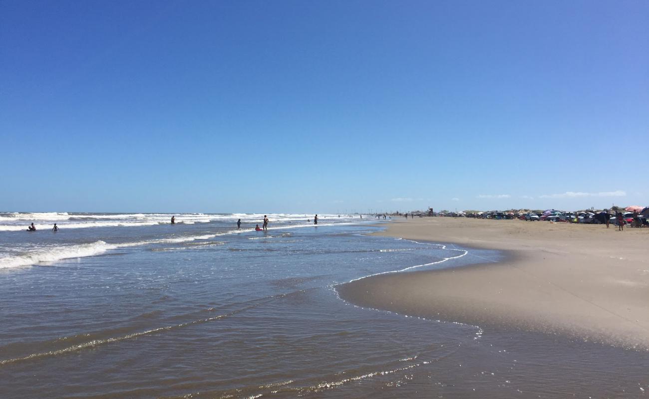 Foto de Playa de Coqueirinho con arena brillante superficie